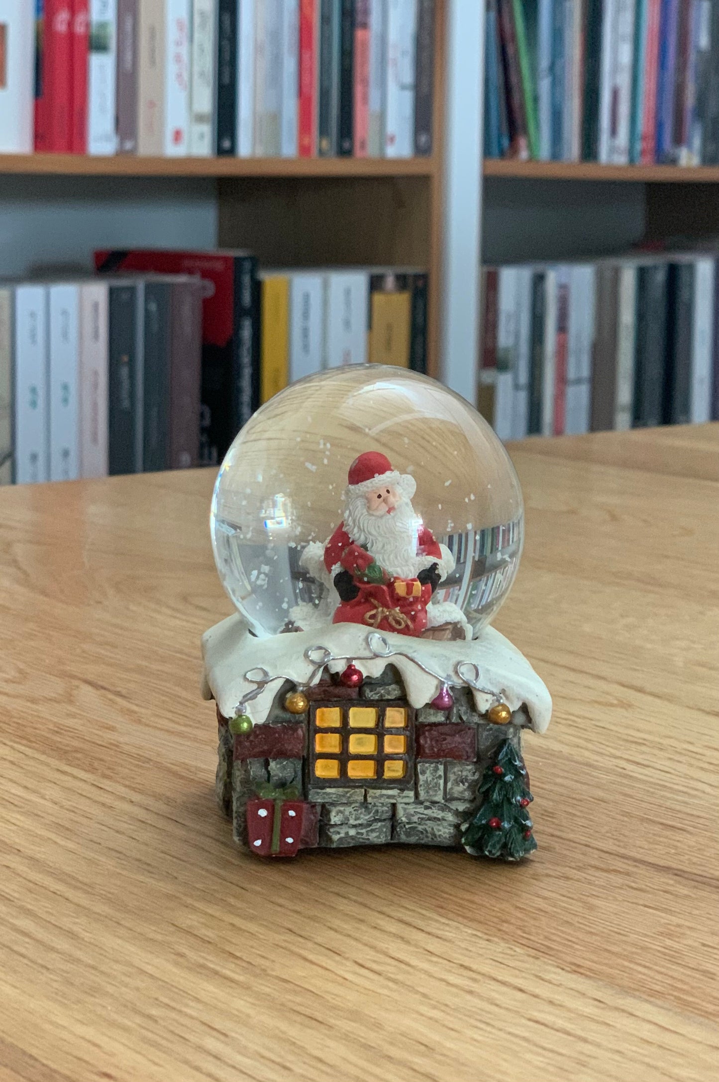 Snow Globe Santa Claus B2